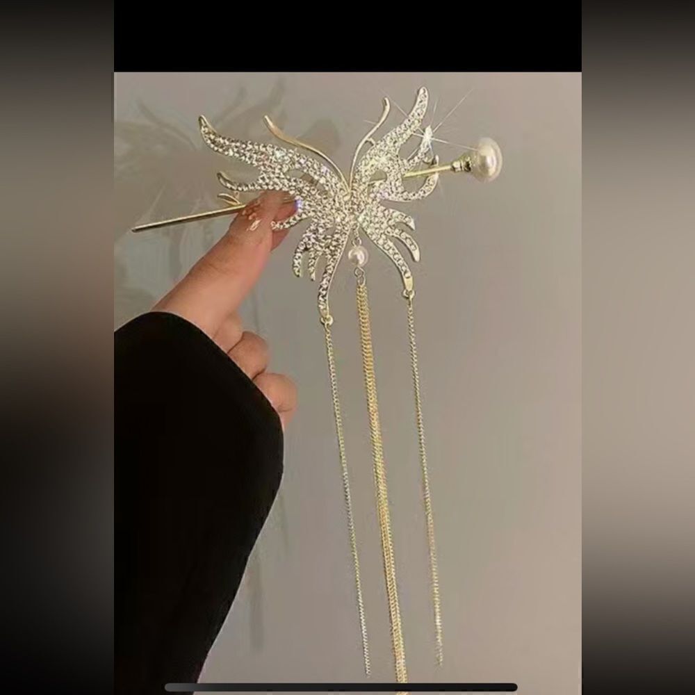 Gold alloy sparkle, tassel butterfly hair clip. Measurements in pictures.